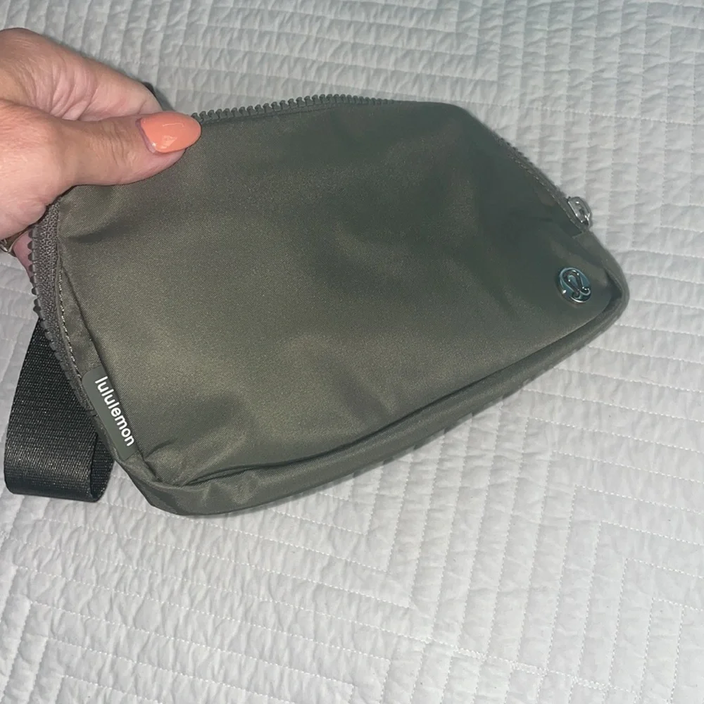 Lululemon Everywhere Belt Bag- Sage green NWT- Sold Out!!! - Picture 6 of 9